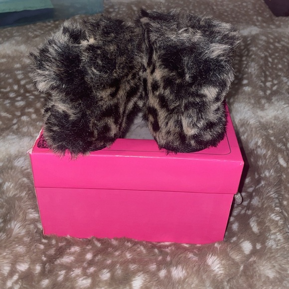 My first weitzmans baby faux fur booties 6-9mo - Picture 6 of 8